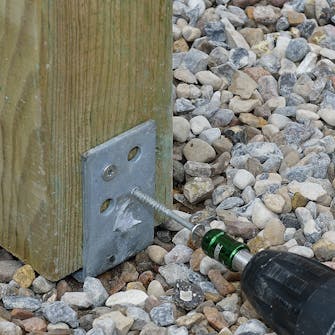 Tryckimpregnerad stolpe montering med stolpsko Tryckimpregnerad stolpe montering med stolpsko